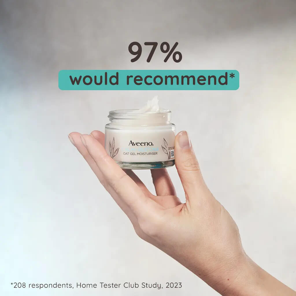 Hand holding an Aveno jar with a recommendation text overlay on a plain background